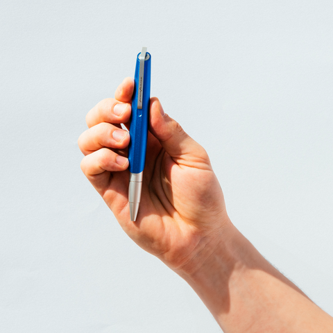 Hand holding the Pininfarina Segno "PF GO Ballpoint" in its blue version.