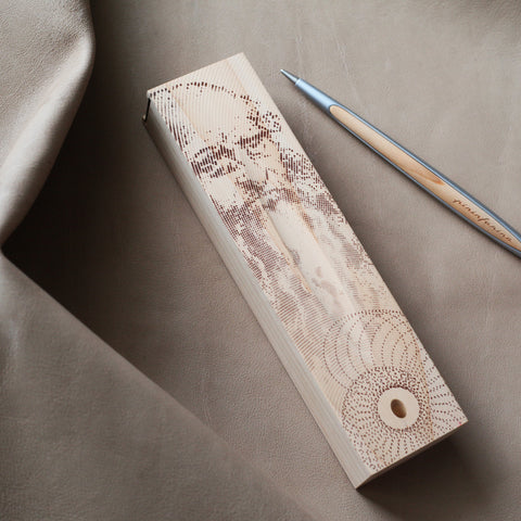 Pininfarina Segno "Cambiano Leonardo Drawing" special Leonardo Da Vinci edition in Ethergraf Inkless pen with aluminum body and walnut wood inserts next to its base that has engraved a portrait of Da Vinci in pointillism.