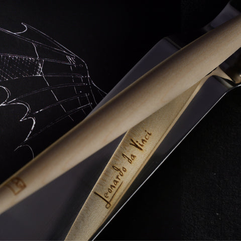 FO - Forever Made In Italy "Piuma Leonardo Special Edition" ethergraf inkless or ballpoint pen in its maple wood steam version, standing in its stainless steel ondulated base, that reflects the name "Leonardo Da Vinci" engraved in the pen.