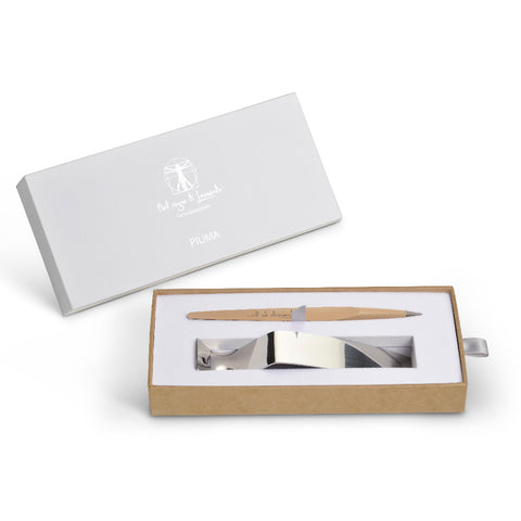 Packaging box of the FO - Forever Made In Italy "Piuma Leonardo Special Edition" ethergraf inkless or ballpoint pen in its pear wood steam version, next to its stainless steel ondulated base.