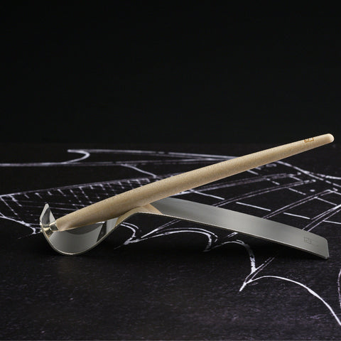 FO - Forever Made In Italy "Piuma Leonardo Special Edition" ethergraf inkless or ballpoint pen in its maple wood steam version, standing in its stainless steel ondulated base. 