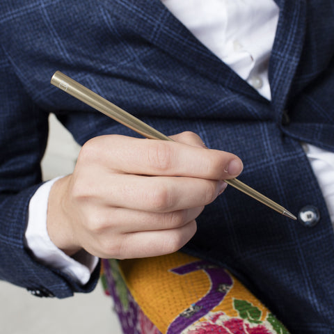Man holding the FO - Forever Made In Italy "Prima" Ethergraf inkless pen with anodized aluminum long body in the color Gold.