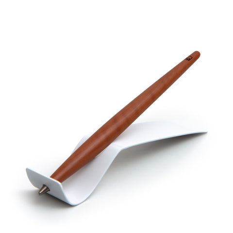 FO - Forever Made In Italy "Piuma Italian Beauty" Pen in the Ethergraf inkless version with pear wood steam, standing in its stainless steel ondulated base.