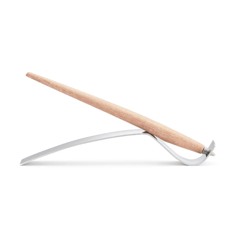 FO - Forever Made In Italy "Piuma Leonardo Special Edition" in the version Acero ethergraf inkless with pear wood steam version, standing in its stainless steel ondulated base. 
