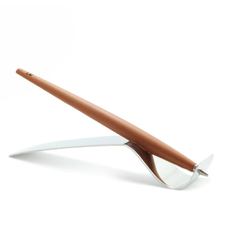 FO - Forever Made In Italy "Piuma Leonardo Special Edition" in the version Porto ethergraf inkless with maple wood steam version, standing in its stainless steel ondulated base. 