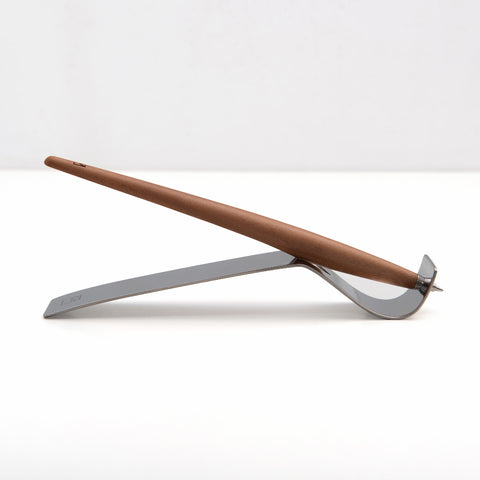 FO - Forever Made In Italy "Piuma Leonardo Special Edition" in the version Porto ballpoint with maple wood steam version, standing in its stainless steel ondulated base. 